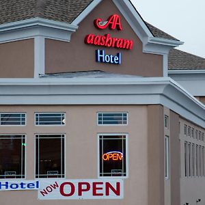 Aashram Hotel By Niagara River